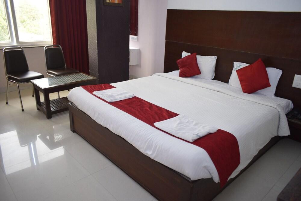 Hotel Sumith Palace Puducherry Exterior foto